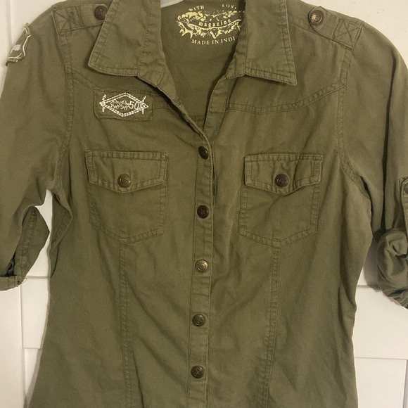Army Green/Olive Patches Form Fitting Cute Roll Up Sleeve Top Shirt SZ MED - Picture 2 of 8